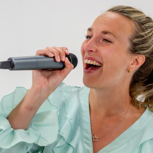 Singer (female) Aalsmeer  (NL) Zangeres Karin van Vliet