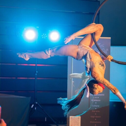 Acrobaat Assebroek  (BE) Lollipop tricks - Solo hoepel acrobaat