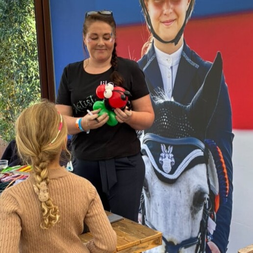 Balloon artist Valkenswaard  (NL) Balloon Artist Suzanne