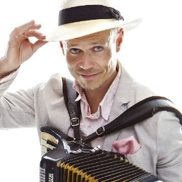 Accordionist Tilburg  (NL) Peter Faber Sings!