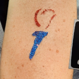 Elke dag feest: Glittertattoo