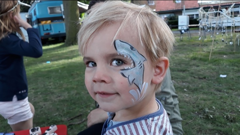 Face painting in any theme