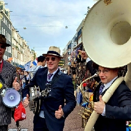 Band Koog aan de Zaan  (NL) Bob' s Dixielandband (walking orchestra)