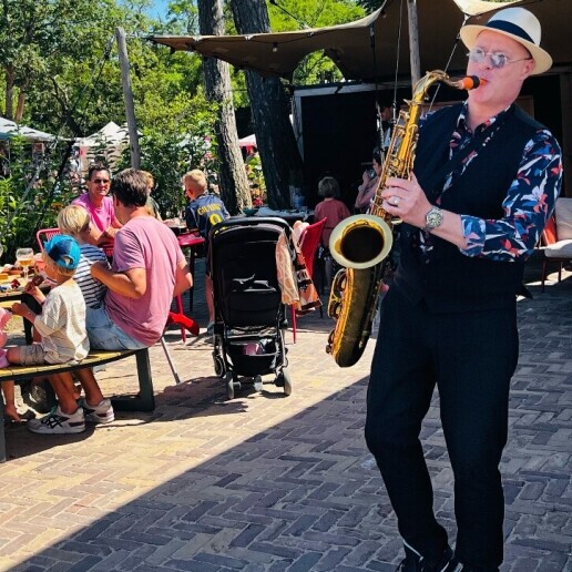 Saxofonist Koog aan de Zaan  (NL) De mobiele saxofonist Robert