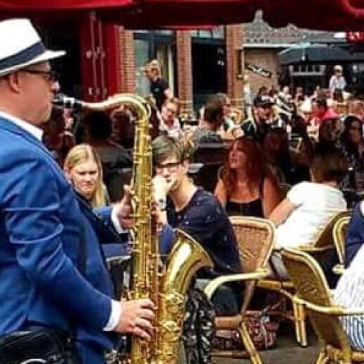Saxophonist Koog aan de Zaan  (NL) The mobile saxophonist Robert