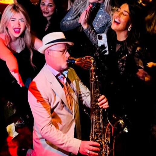 Saxofonist Koog aan de Zaan  (NL) De mobiele saxofonist Robert