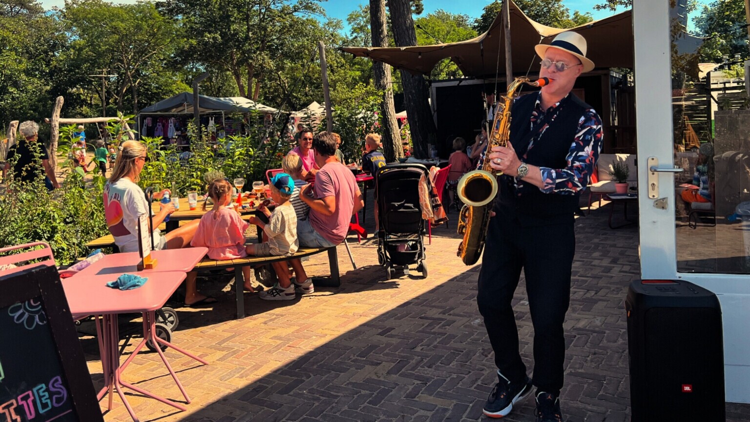 De mobiele saxofonist Robert
