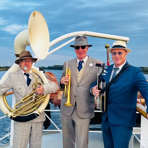 Dixieland trio Swing that music!