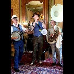 Dixieland trio Swing that music!