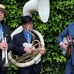 Dixieland trio Swing that music!