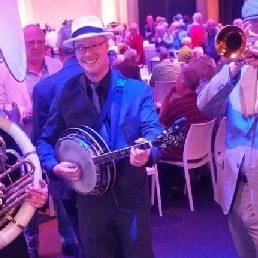 Dixieland trio Swing that music!