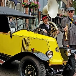 Dixieland trio Swing that music!