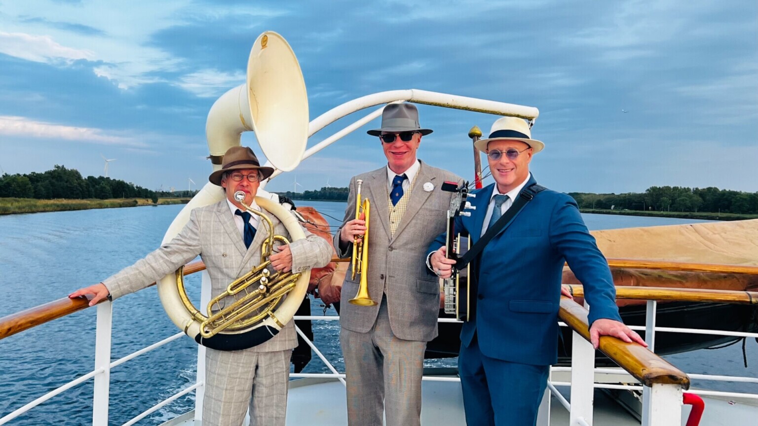 Dixieland trio Swing that music!