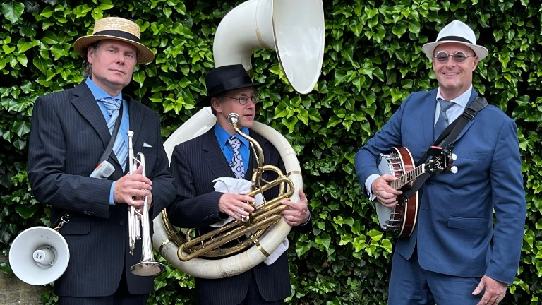 Dixieland trio Swing that music!