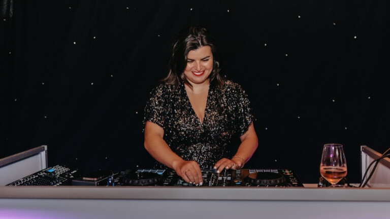 Female DJ all-round wedding