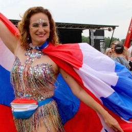 Show Girl met Nederlandse Vlag Vleugels