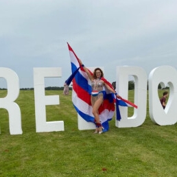 Show Girl met Nederlandse Vlag Vleugels