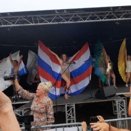 Show Girl met Nederlandse Vlag Vleugels