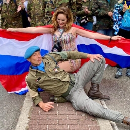 Show Girl met Nederlandse Vlag Vleugels