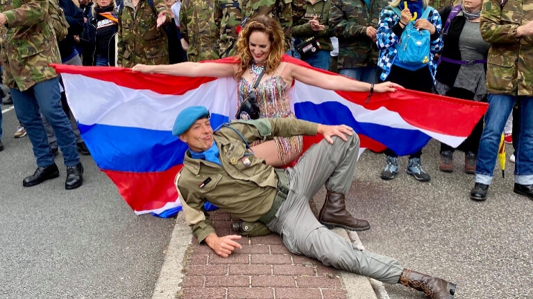 Show Girl met Nederlandse Vlag Vleugels