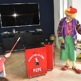 Clown Pepe Kindergoochelaar thuis