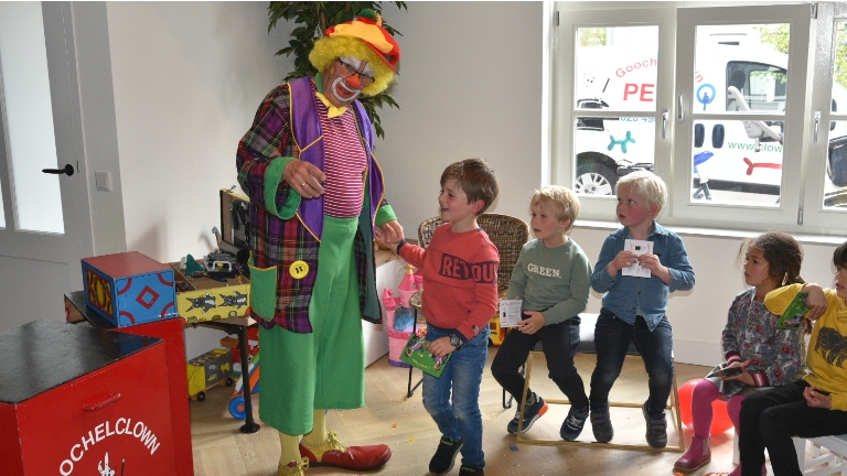 Clown Pepe Kindergoochelaar thuis