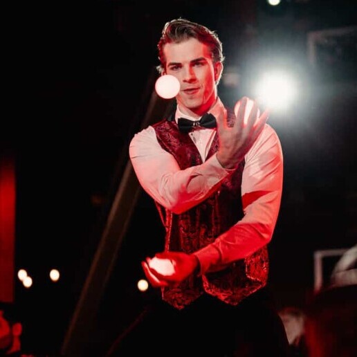 Jongleur Middelburg  (NL) The Juggling Waiter – Jonglerende Ober