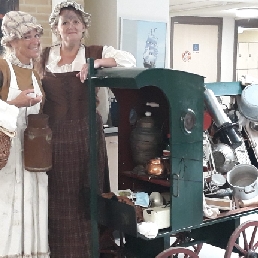 Actor Beilen  (NL) Nel and Sien with the curiosity cart