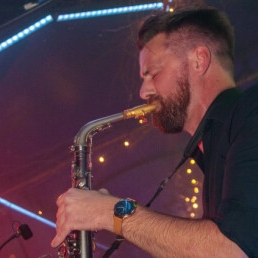 Timo on sax, saxofonist bij DJ