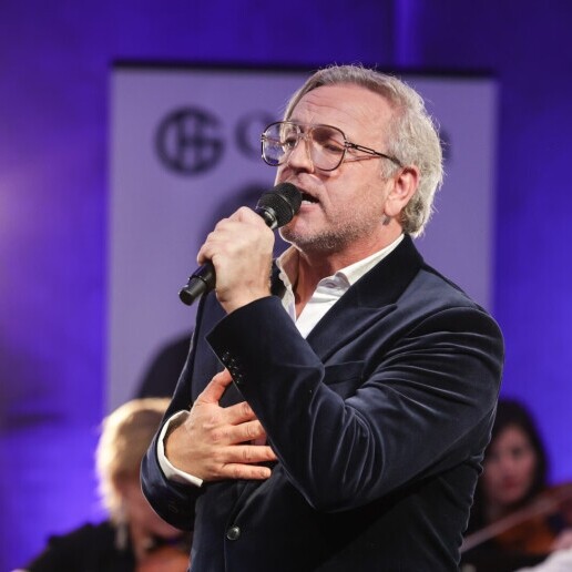 Singer (male) Amsterdam  (NL) Gordon & Re-Play