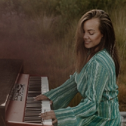 Singer (female) Apeldoorn  (NL) Singer & Pianist Mensje