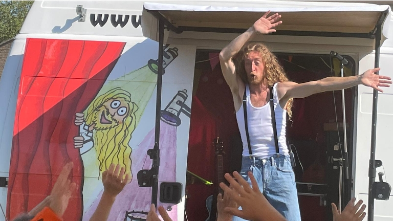 Tijl plays off the bus!