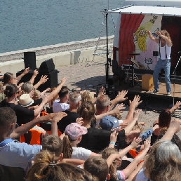 Tijl Damen Speelt Met Publiek