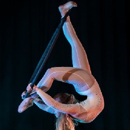 Aerial Hoop-Amarens luchtacrobatiek