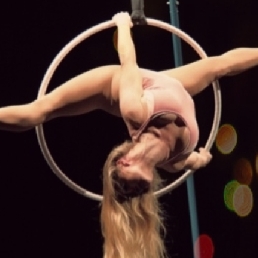 Aerial Hoop-Amarens luchtacrobatiek