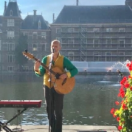 Singer (male) Den Haag  (NL) Mante plays to measure