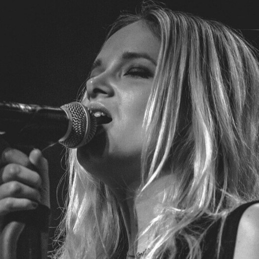 Singer (female) Amsterdam  (NL) Karlie - Tape act