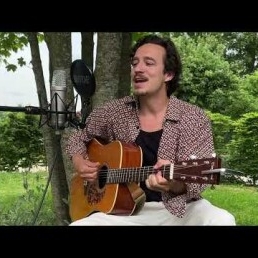 Zanger en gitarist Jurriaan Bruinier