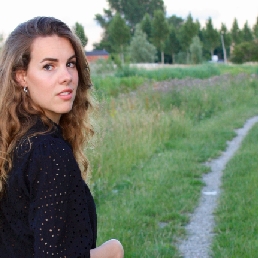 Leanne Serena met gitarist