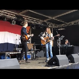 Leanne Serena met gitarist