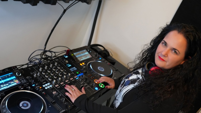 Female allround dj.