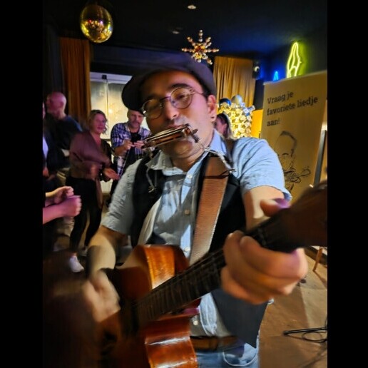 Singer (male) Eindhoven  (NL) Pop Troubadour and mood maker - Chiel