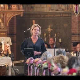 Funeral singer Dieke van Hoften