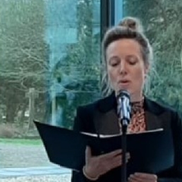 Funeral singer Dieke van Hoften