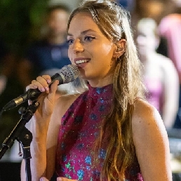 Sarah Isabel (met gitarist)