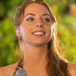 Sarah Isabel (met gitarist)