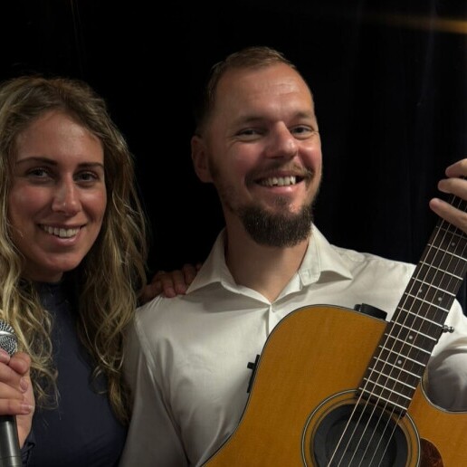 Singer (female) Breda  (NL) Wedding singer and guitarist Kim & Daan