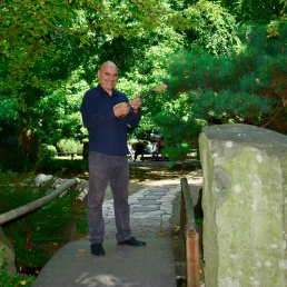 Singer (male) Oss  (NL) Greek musician Dionysios Passas