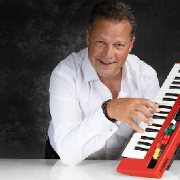 Hugo Franks | Singer & Piano Entertainer