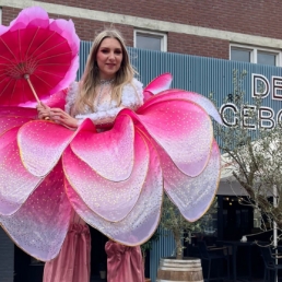 XXL flowers on stilts